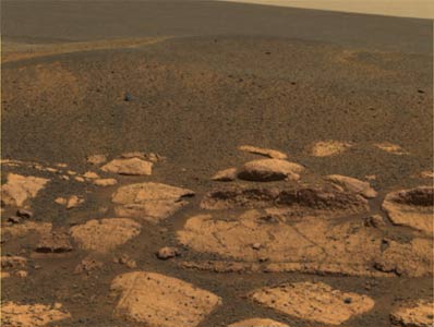 Les 'perles martiennes' tapissent-elles la surface de la plaine environnante ? (crédit : NASA/JPL) Les 'perles martiennes' tapissent-elles la surface de la plaine environnante ? (crédit : NASA/JPL)